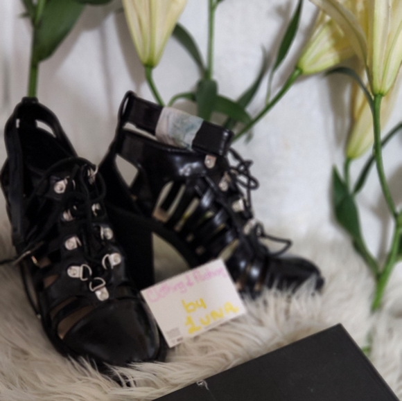 Shoes size 6 1/2 to 7 1/2 black,brown,beige and more . - Picture 2 of 8